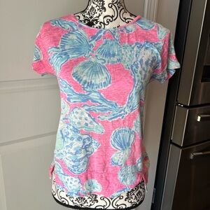 Lilly Pulitzer Pink Short Sleeve linenTop with Blue Seashell Print. XXS